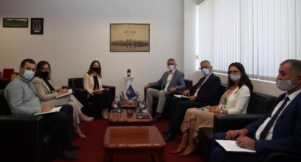 Ministri Quni priti në takim U.d.kryeshefen ekzekutive të Postës së Kosovës znj.Mulaj