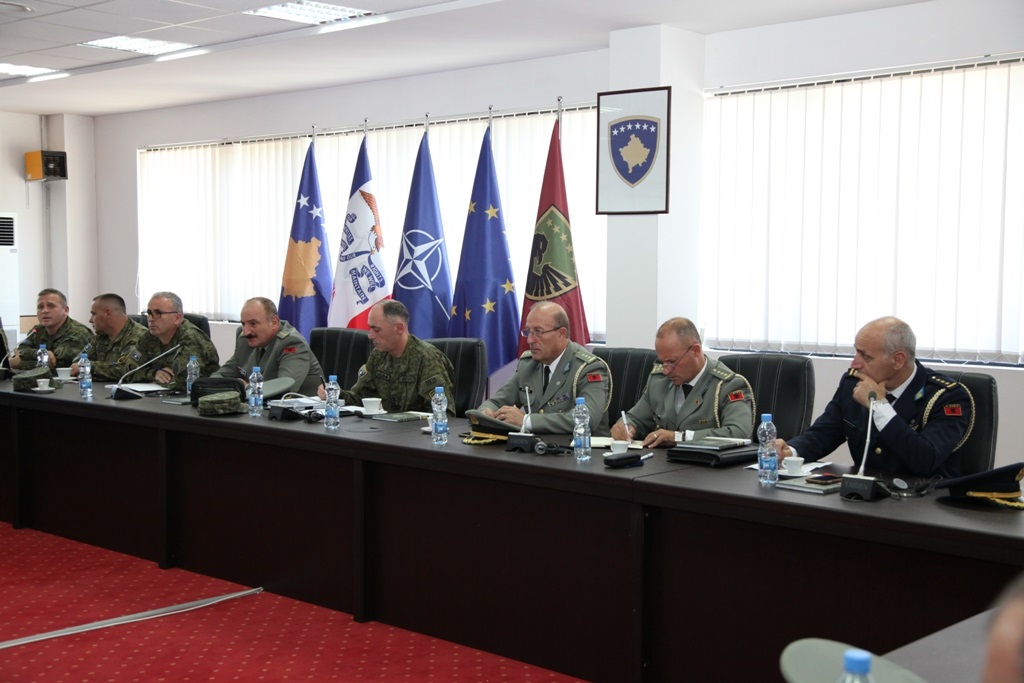 Pjesëmarrësit e Kursit të Lartë për Mbrojtje dhe Siguri të Republikës së Shqipërisë vizitojnë Ministrinë e Mbrojtjes dhe Forcën e Sigurisë së Kosovës