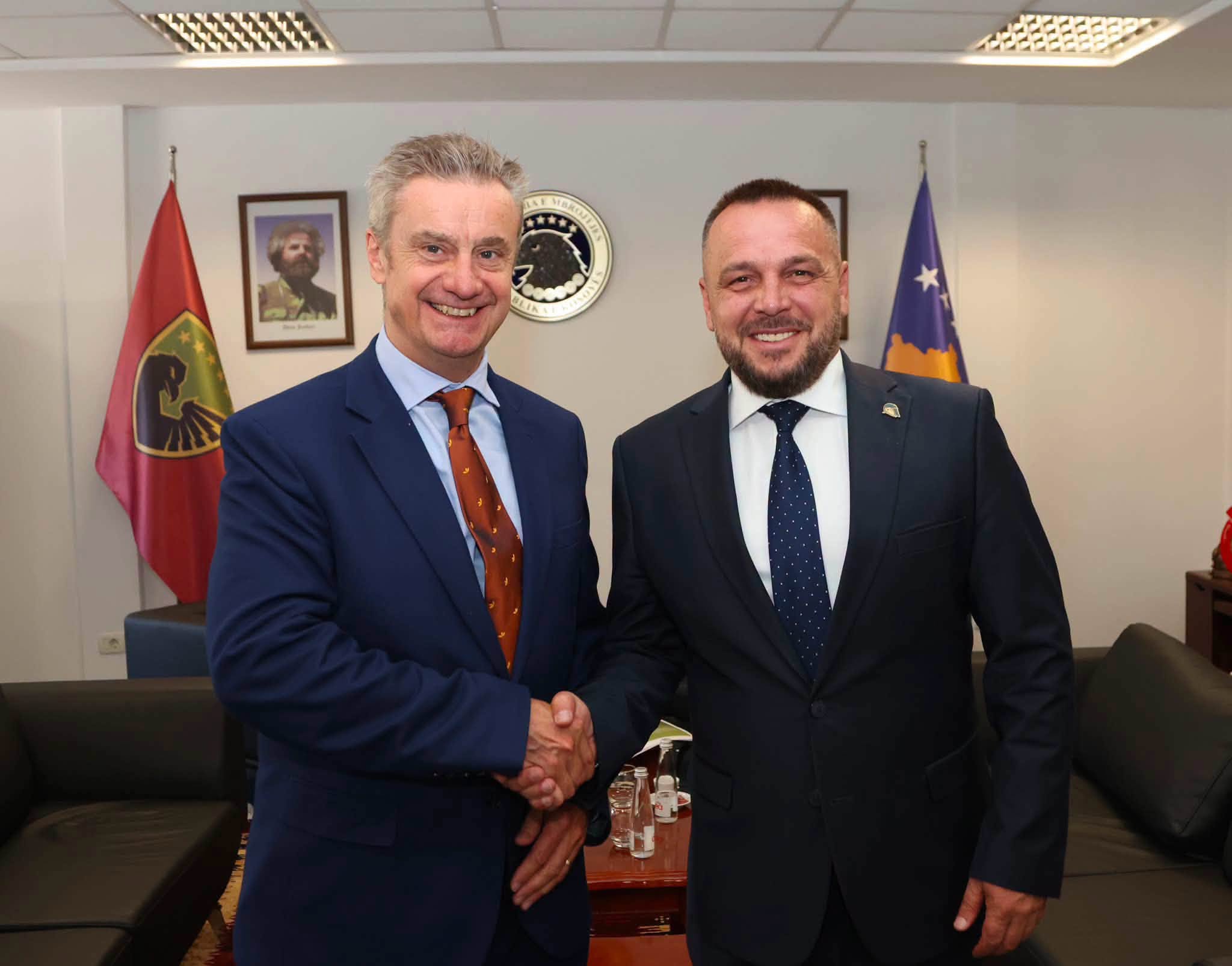 Ministri Maqedonci priti në takim ambasadorin e Mbretërisë së Bashkuar në Kosovë, Jonathan Hargreaves