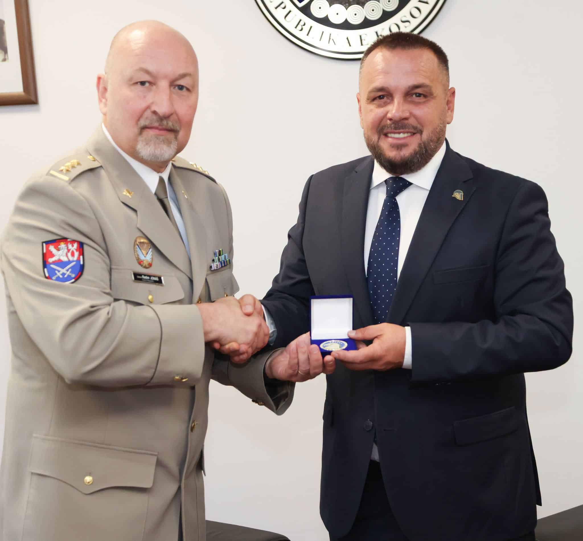 Ministri Maqedonci priti në takim atasheun jorezident të Mbrojtjes të Republikës së Çekisë për Kosovën, kolonel Radim Jonas